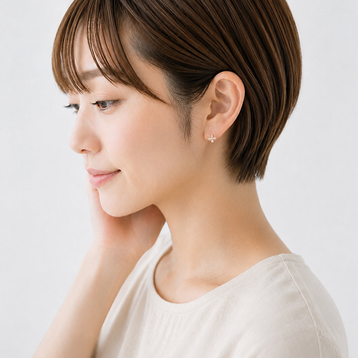 【 金属アレルギー対応 】フラワー セラミックポストピアス