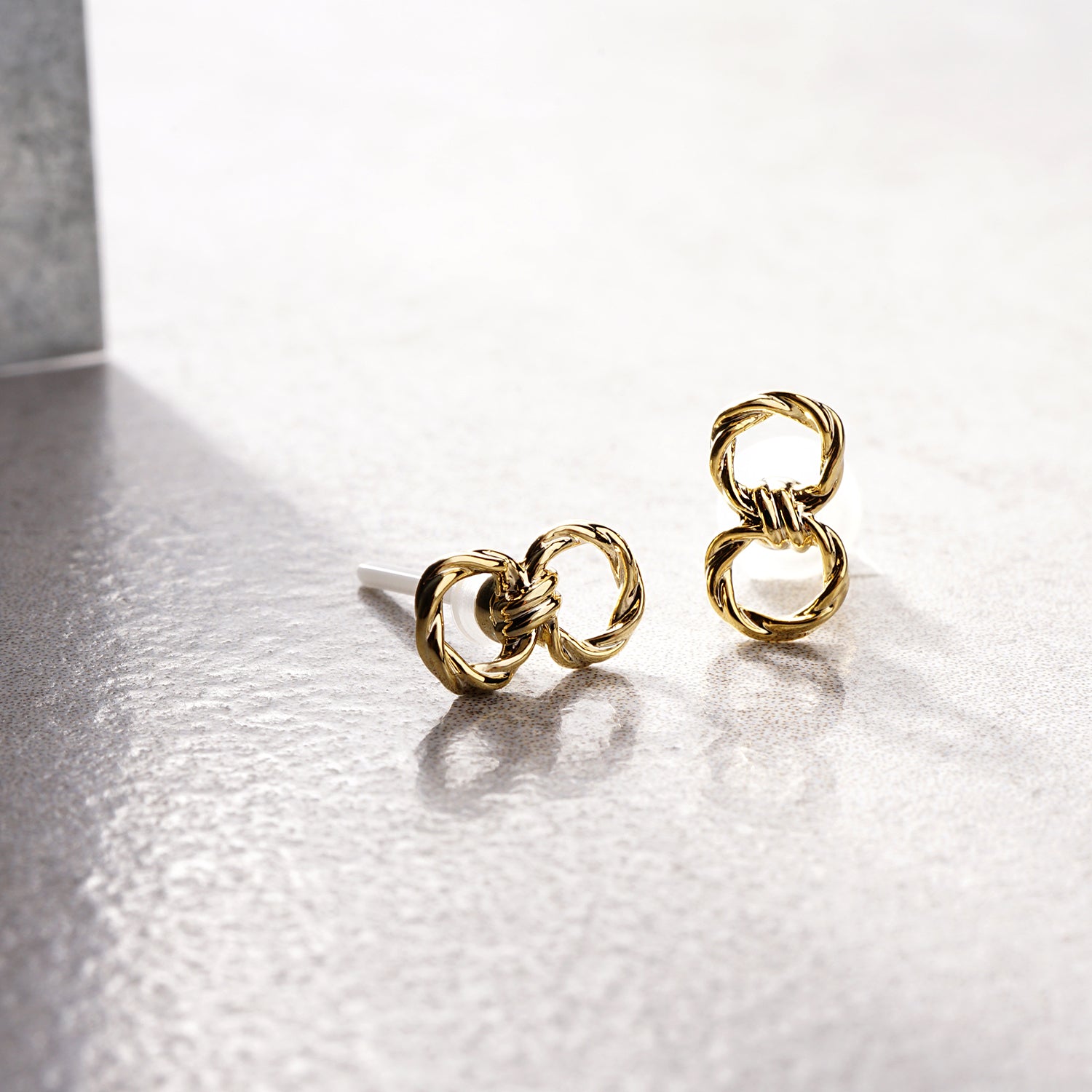 【NEW】メタルシリーズ ツイストリング セラミックポストピアス