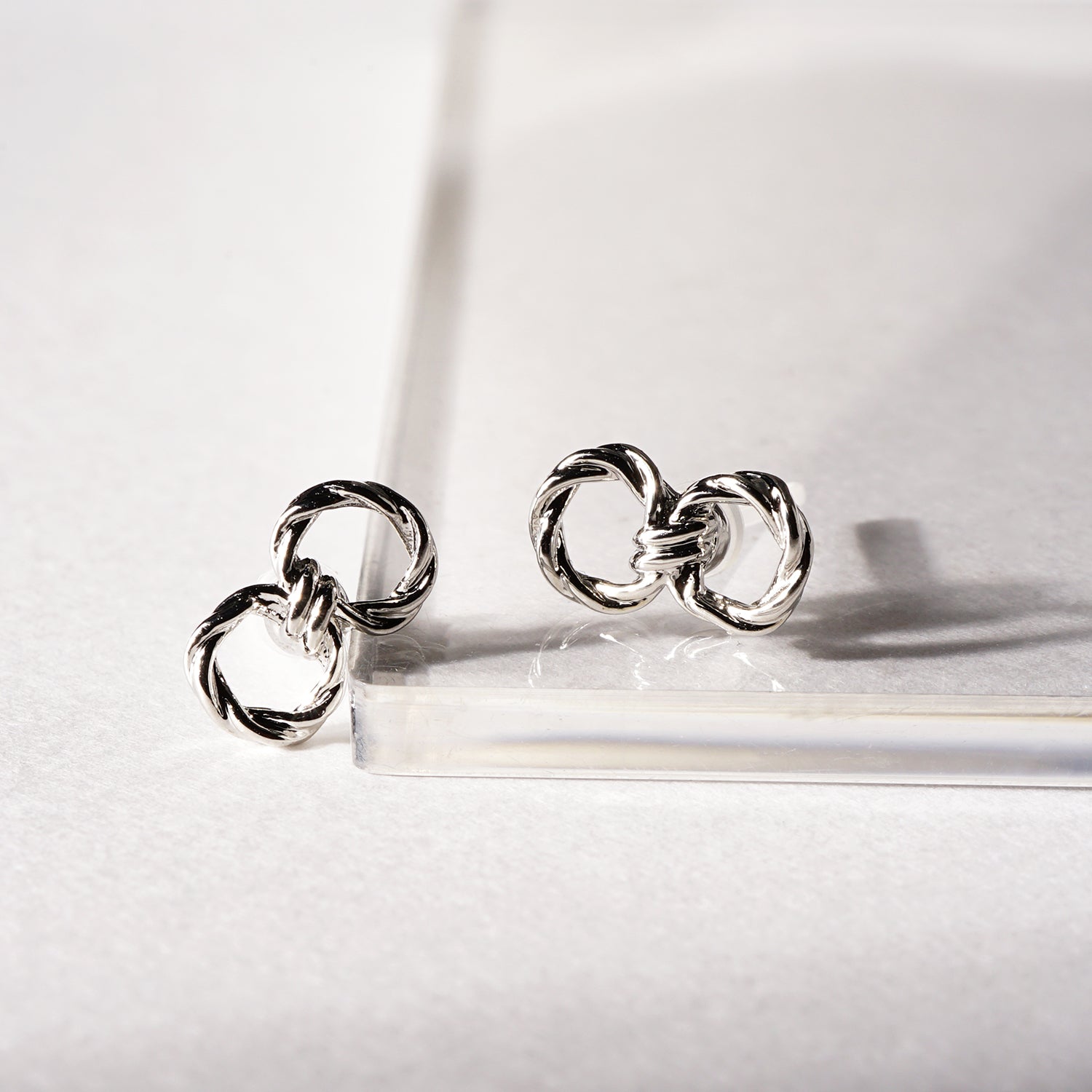 【NEW】メタルシリーズ ツイストリング セラミックポストピアス