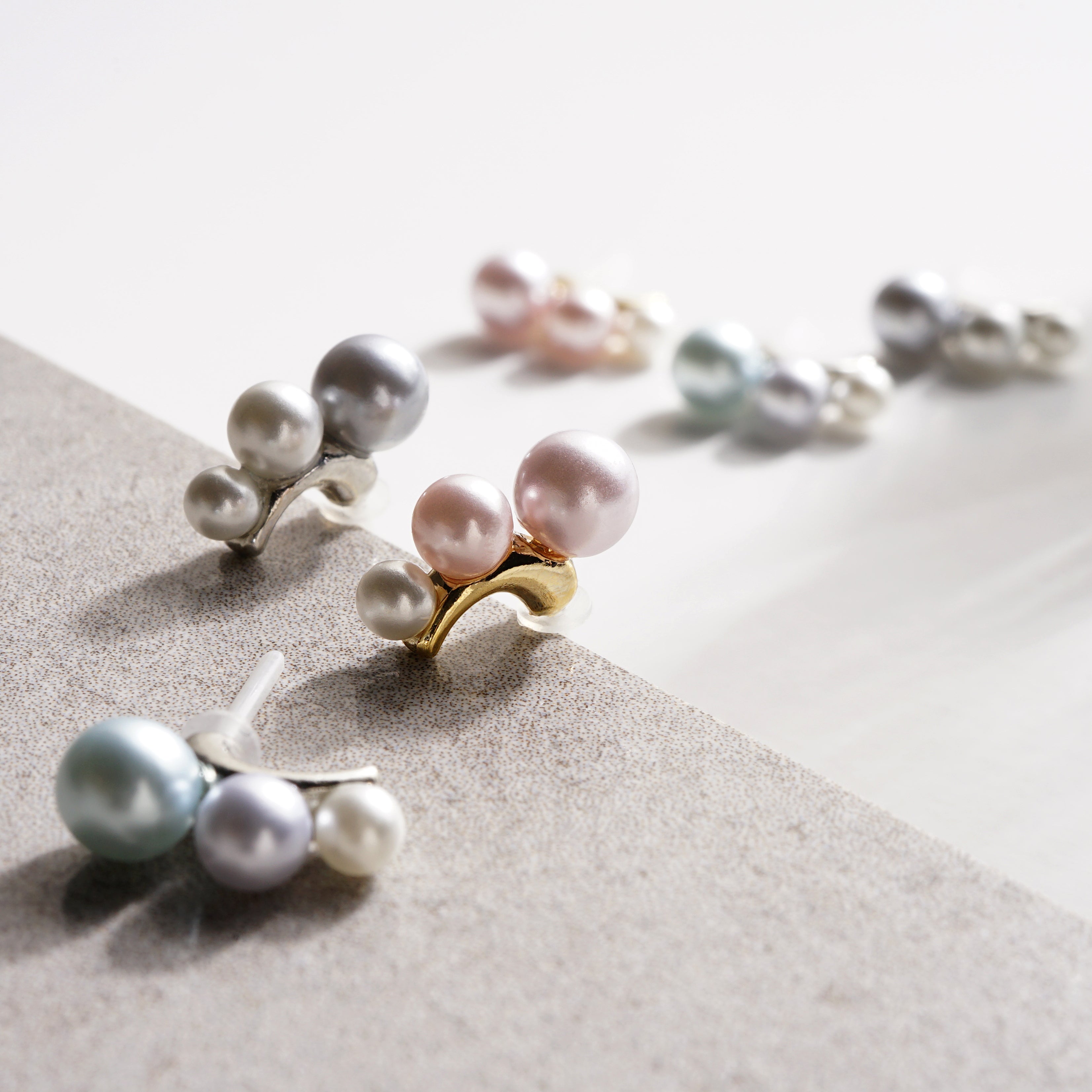 【NEW】【 金属アレルギー対応 】3連カラーパール セラミックポストピアス