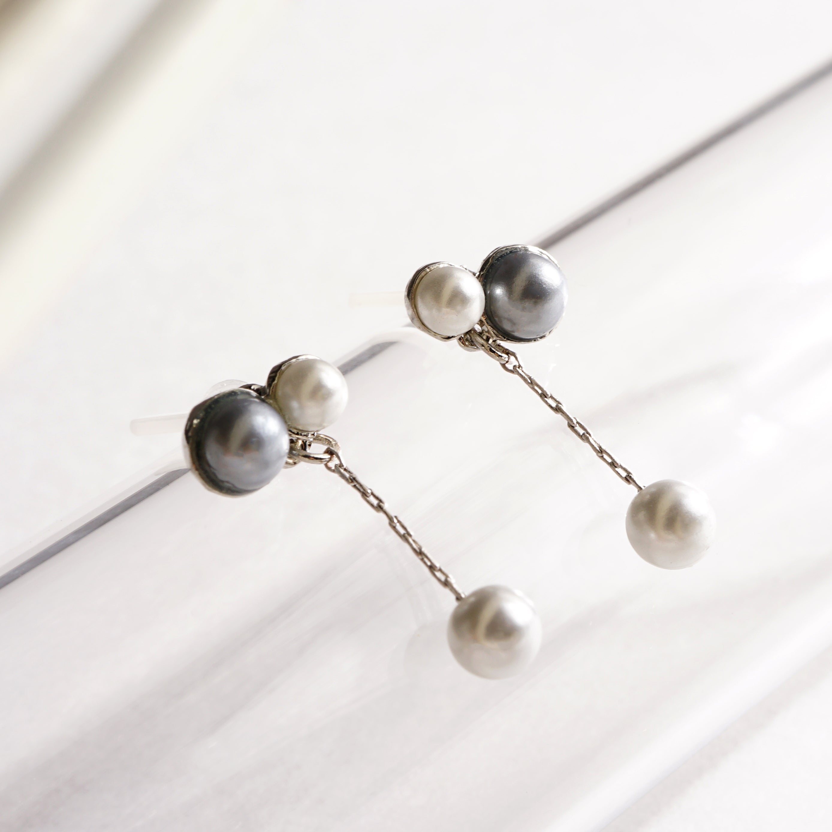 【NEW】【 金属アレルギー対応 】3粒カラーパール セラミックポストピアス