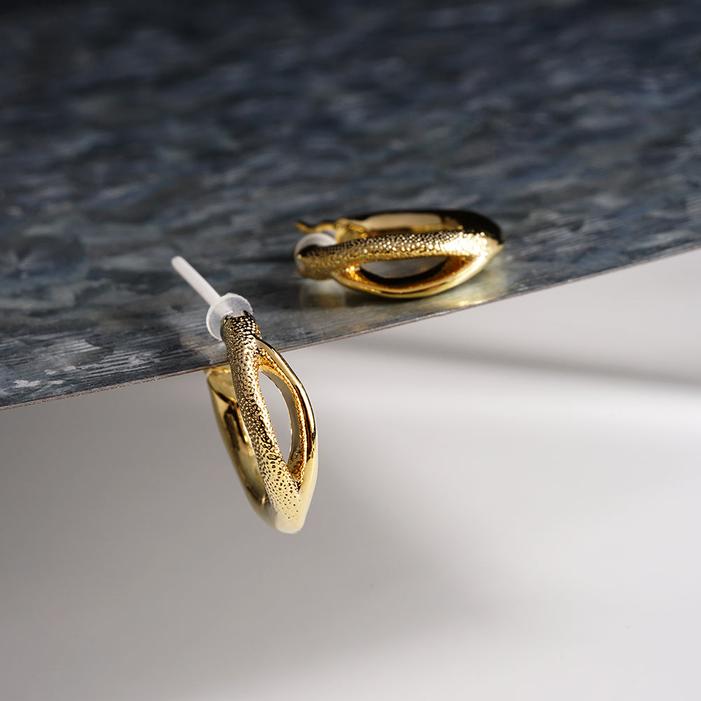 【NEW】【 金属アレルギー対応 】メタル クロッシングフープ セラミックポストピアス