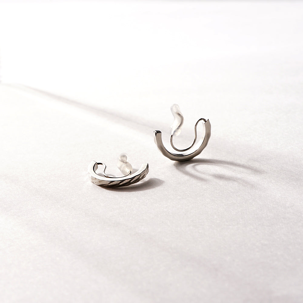 ステンレス カットデザイン ハーフフープノンホールピアス イヤリング シリコンキャッチ おしゃれ シンプル 金属アレルギー対応 itam