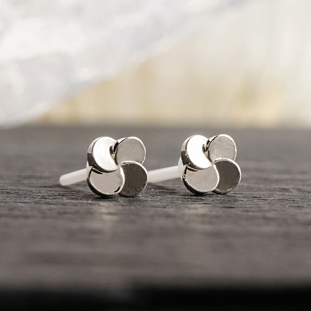 プチフラワー セラミックポストピアス