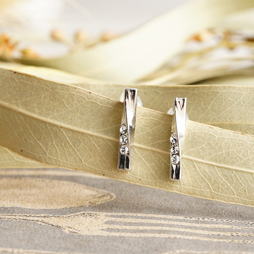 3連ストーン ツイスト ノンホールピアス 痛くない イヤリング 金属アレルギー