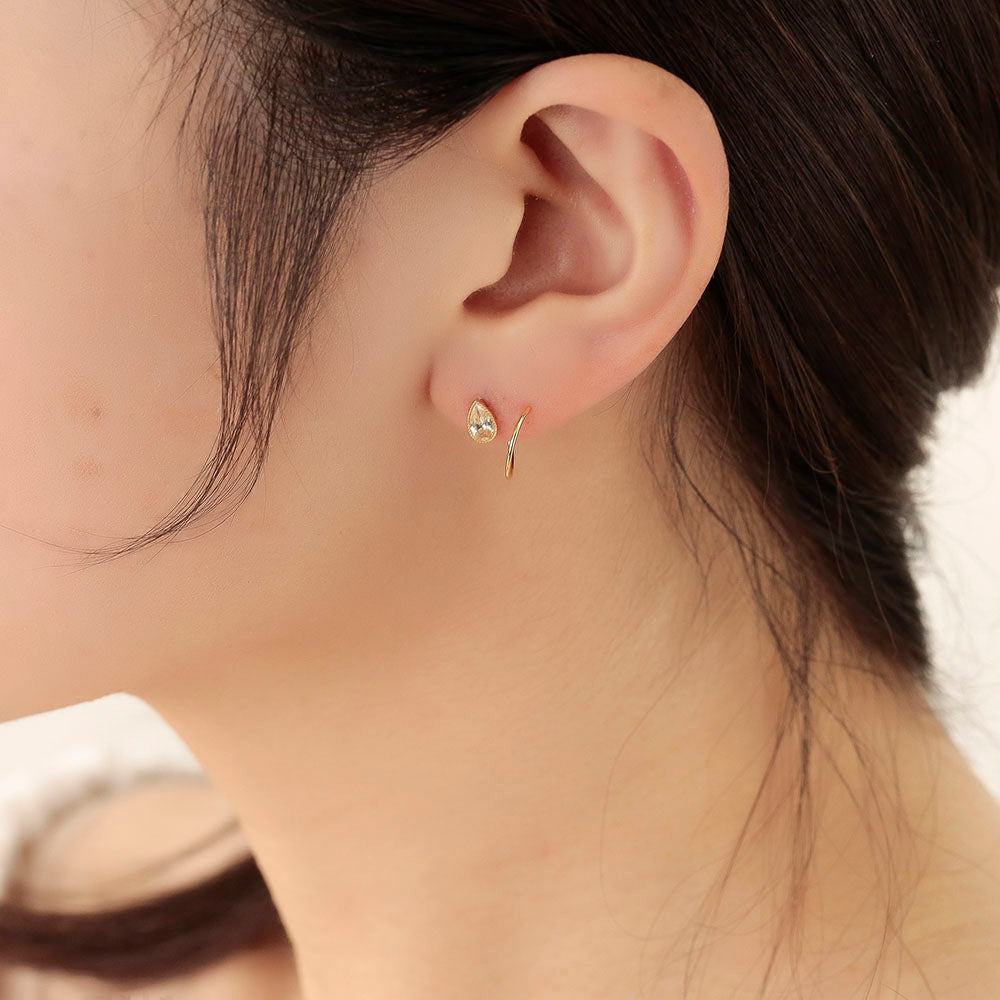 ティアドロップキュービックジルコニア スパイラルダブルピアス