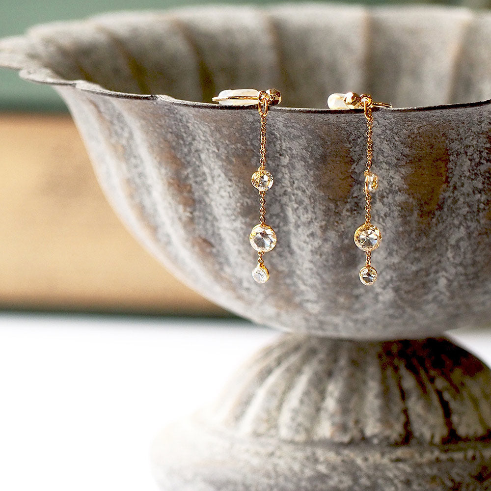 【8/20再入荷】【itam人気商品】3連キュービックジルコニア ノンホールピアス ゴールド