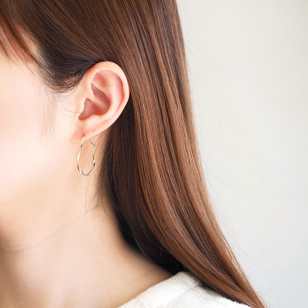 ツイストフープピアス