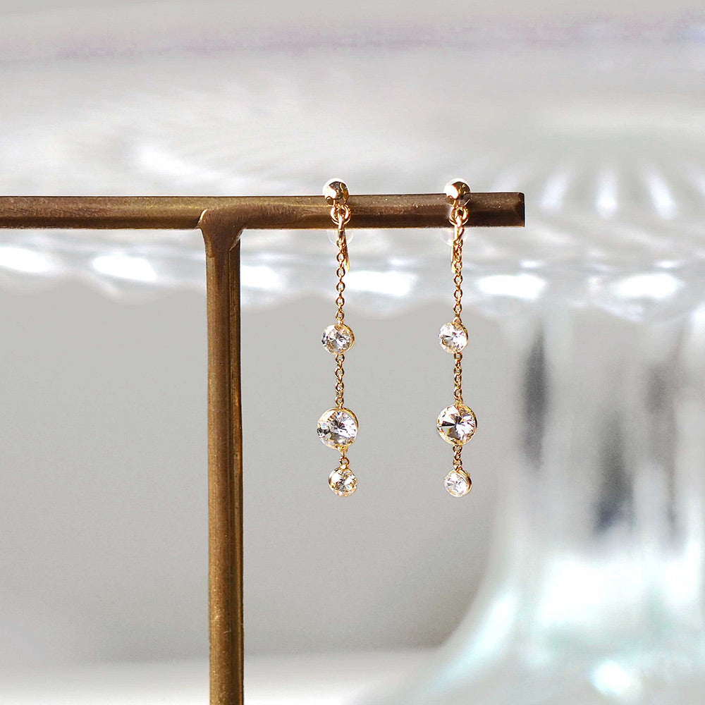 【8/20再入荷】【itam人気商品】3連キュービックジルコニア ノンホールピアス ゴールド