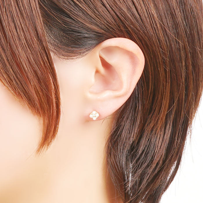 【 金属アレルギー対応 】パールフラワーモチーフ セラミックポストピアス