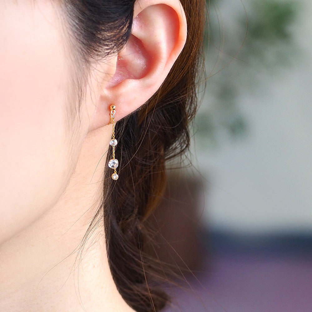 【8/20再入荷】【itam人気商品】3連キュービックジルコニア ノンホールピアス ゴールド