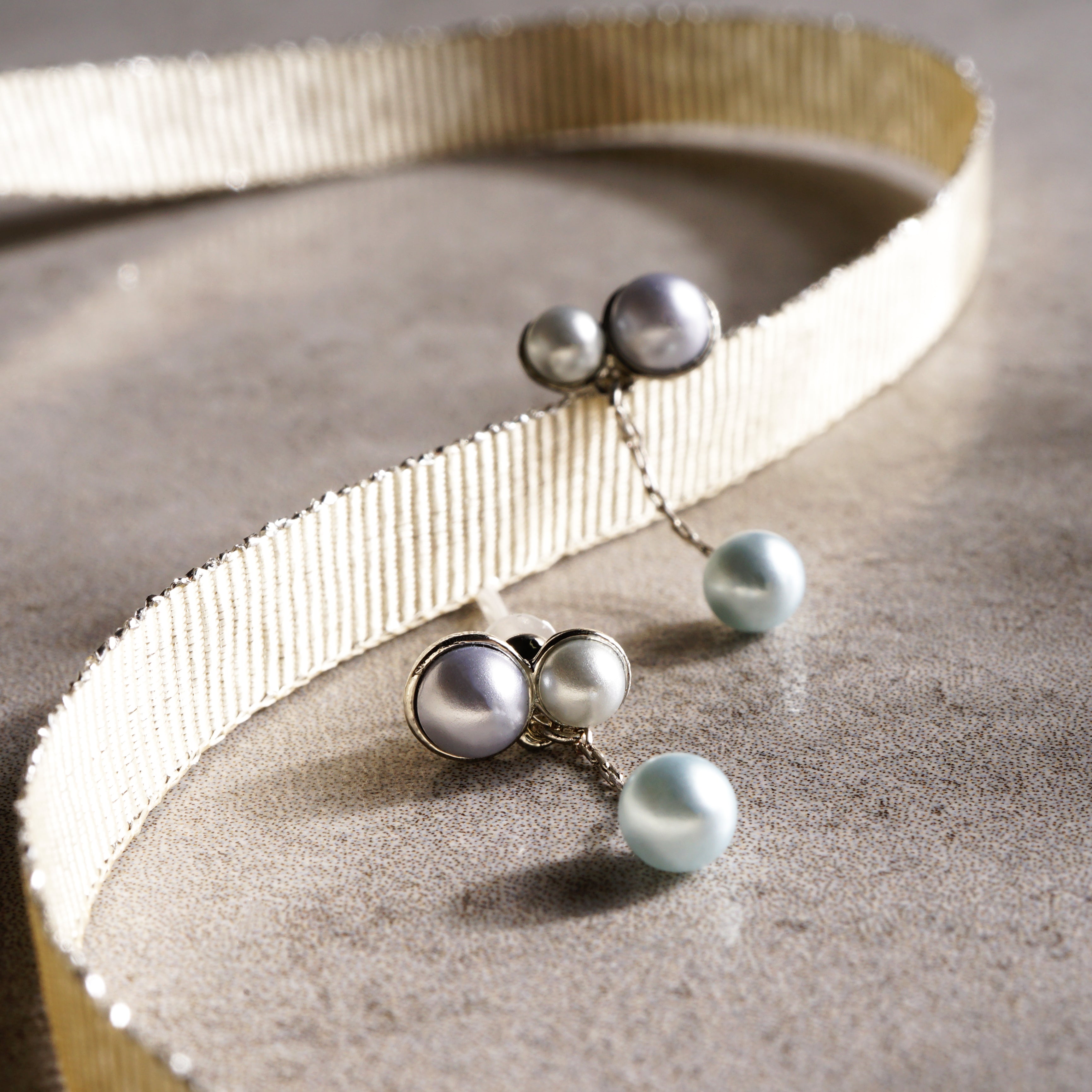 【NEW】【 金属アレルギー対応 】3粒カラーパール セラミックポストピアス