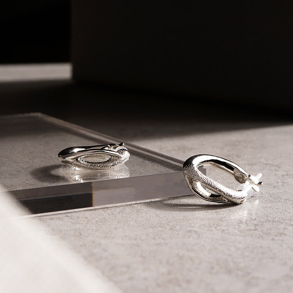 【NEW】【 金属アレルギー対応 】メタル クロッシングフープ セラミックポストピアス