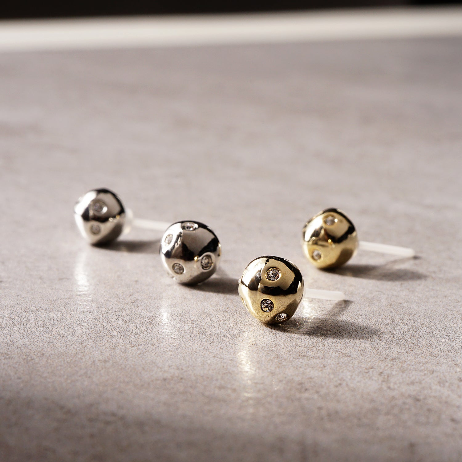 【NEW】メタルシリーズ メタル×ビジュー ボール セラミックポストピアス
