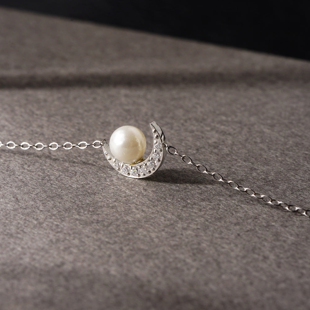 【NEW】【 金属アレルギー対応 】ステンレス クレセントムーン 合成シェルパール ネックレス